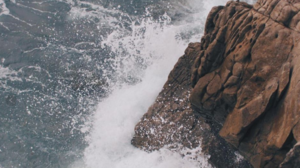 車輛駛?cè)牒拥琅?，失控翻入河中，賠還是不賠？